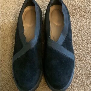 Women’s size 10 Clarks Black Textured Sole flats